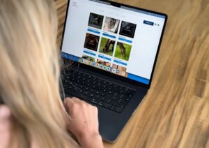 Laptop met online leeromgeving over paarden