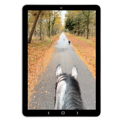 Tablet met beeld van een ruiter tijdens een buitenrit