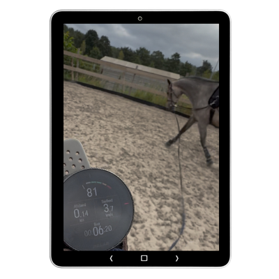 Tablet met een hartslagmeting paard in een longeercirkel, focus op conditie