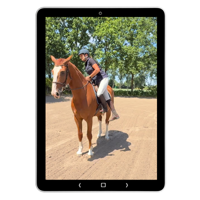Tablet met ruiter te paard tijdens training