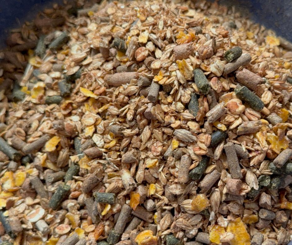 Close-up van gemengd paardenvoer met granen en vezels